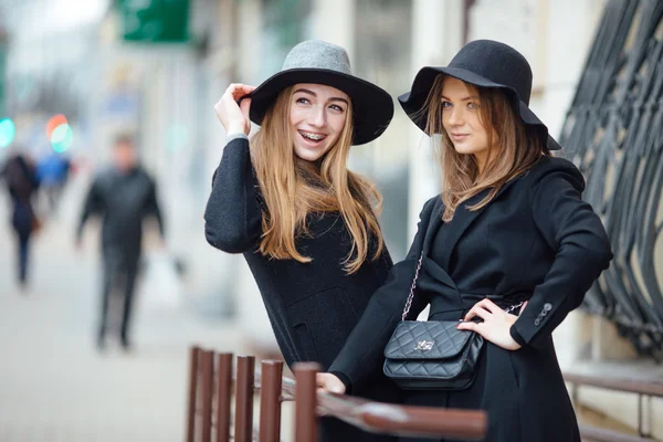 Dvě mladé dívky, chůzi na ulici a pózování na fotoaparátu — Stock fotografie