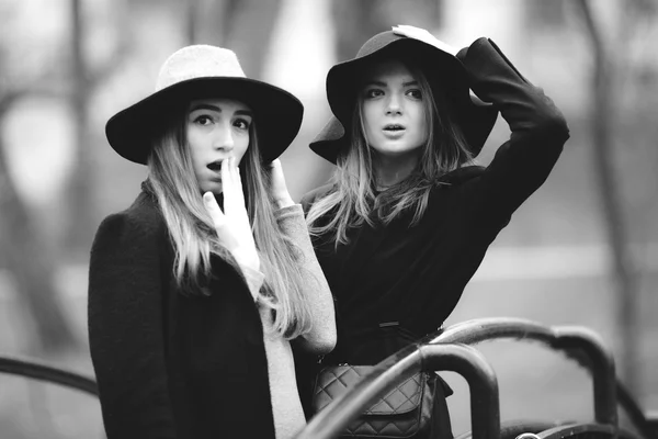 Duas meninas caminhando na rua e posando para a câmera — Fotografia de Stock