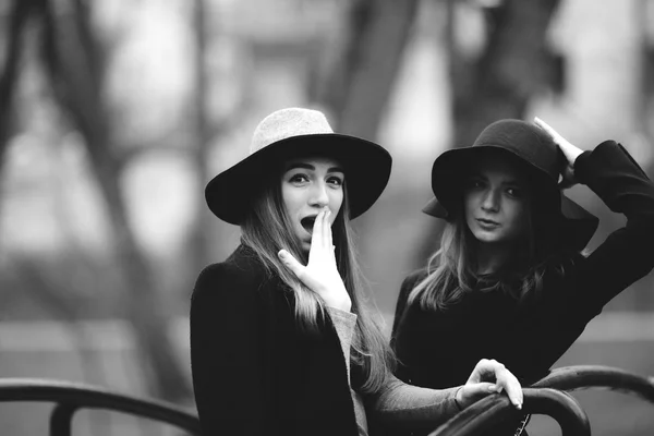 Due giovani ragazze che camminano per strada e in posa per la fotocamera — Foto Stock