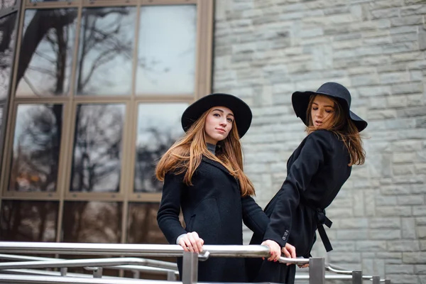 Duas meninas caminhando na rua e posando para a câmera — Fotografia de Stock