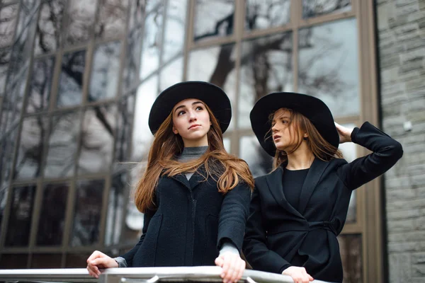 Dos chicas jóvenes caminando por la calle y posando ante la cámara —  Fotos de Stock