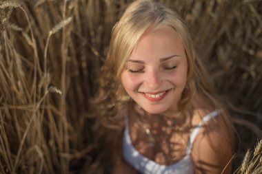 Genç kız yaz saati alanına, günbatımı, gülümsüyor