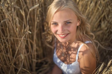 Genç kız yaz saati alanına, günbatımı, gülümsüyor