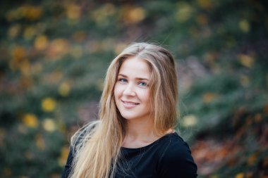 Gülümseme ve tezgah üzerinde oturan sarışın kadın