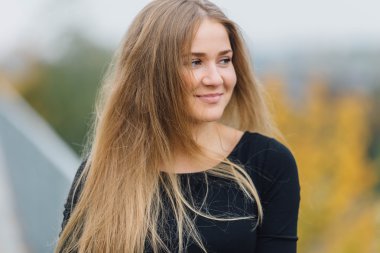 Duvarın arkasında duran ve ti kamera poz sarışın genç kadın