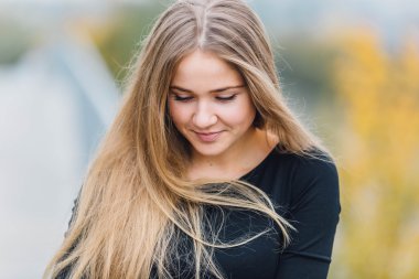 Duvarın arkasında duran ve ti kamera poz sarışın genç kadın