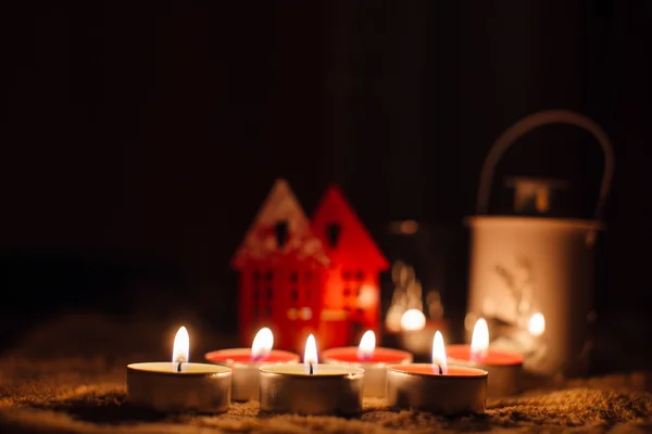 躺在桌子上，黑色背景的圣诞蜡烛 — 图库照片