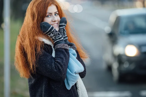 Red-haired girl standing on the street and laugh — 图库照片