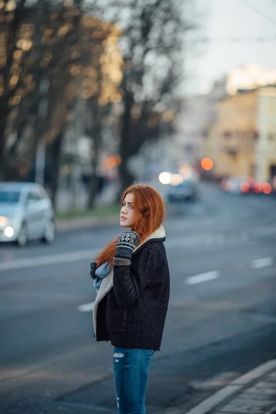 Fille aux cheveux roux debout dans la rue et rire — Photo