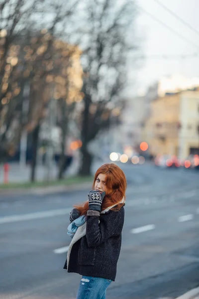 Ragazza dai capelli rossi in piedi sulla strada e ridere — Foto Stock