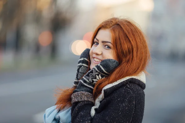 Red-haired girl standing on the street and laugh — 图库照片