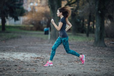 Parkta koşan genç spor kız