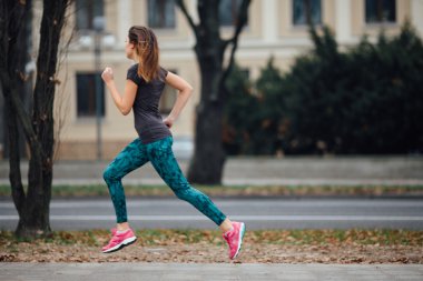 Parkta koşan genç spor kız