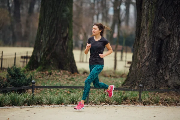 公園で走っている若いスポーツ少女 — ストック写真