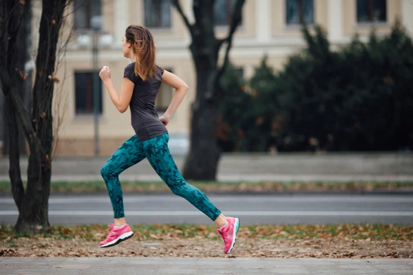 Jeune fille sportive qui court dans le parc — Photo