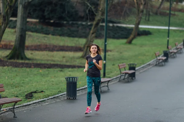Jonge sport meisje lopen in het park — Stockfoto