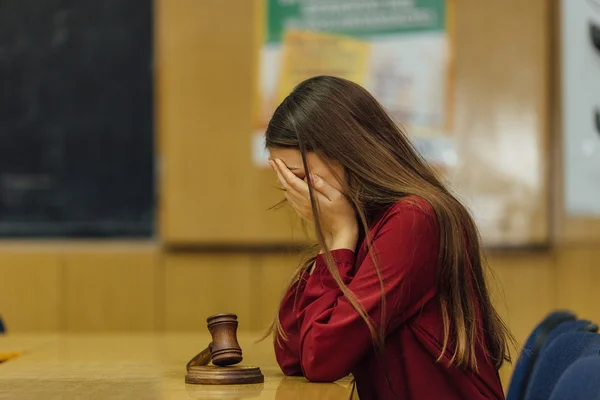 Tokmak çarpıcı bir mahkemede yargıç ve gülümse