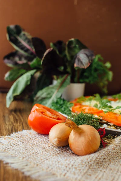 Levern tårta med tomat, gurka och blad — Stockfoto