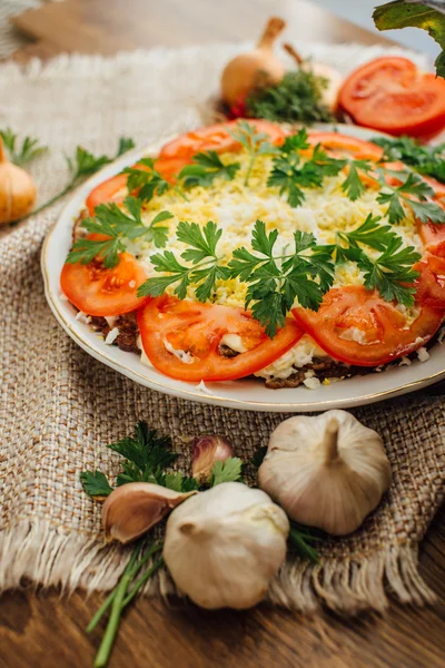 Pastel de hígado con tomate, pepino y hojas — Foto de Stock