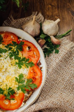 Domates, salatalık ve yaprakları ile karaciğer pasta