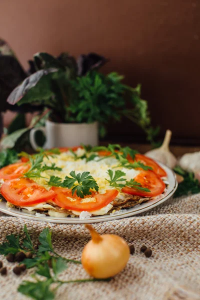 Печёный торт с помидорами, огурцом и листьями — стоковое фото