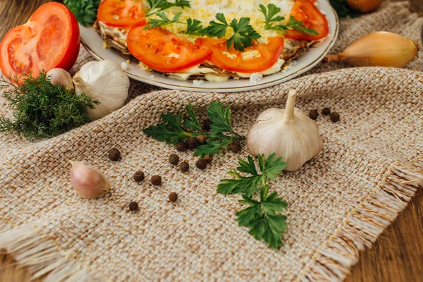 Pastel de hígado con tomate, pepino y hojas — Foto de Stock