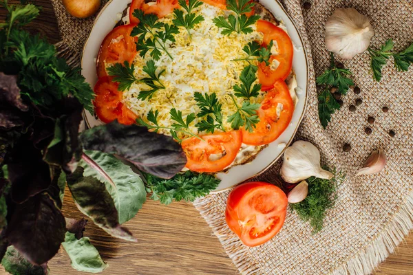 Pastel de hígado con tomate, pepino y hojas — Foto de Stock