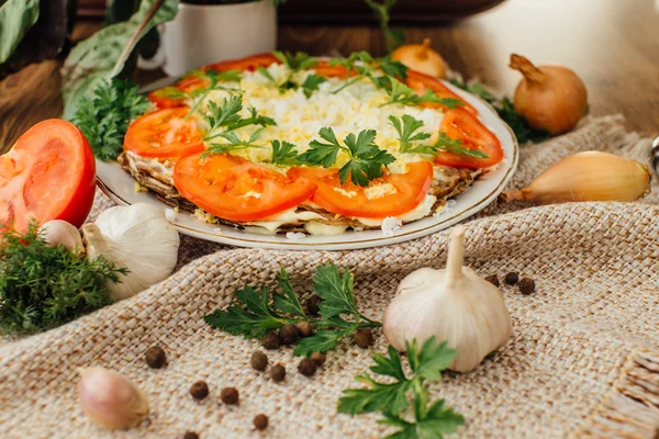 Печёный торт с помидорами, огурцом и листьями — стоковое фото
