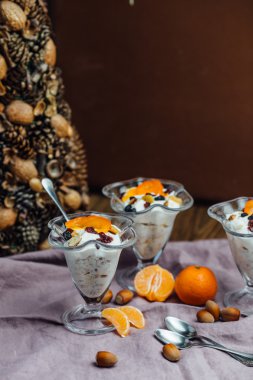 Sağlıklı kahvaltı portakal, fındık ve dondurma ile