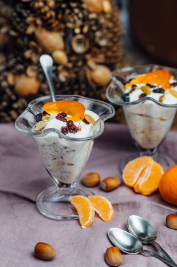 Sağlıklı kahvaltı portakal, fındık ve dondurma ile