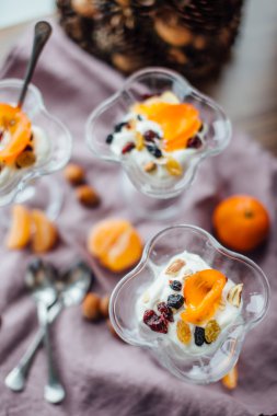 Sağlıklı kahvaltı portakal, fındık ve dondurma ile