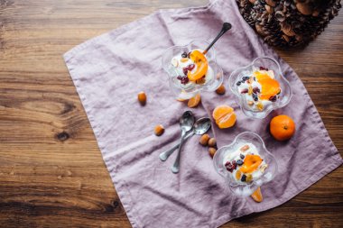 Sağlıklı kahvaltı portakal, fındık ve dondurma ile