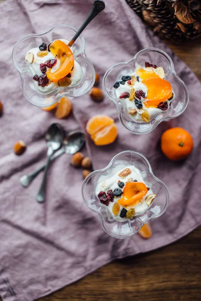 Desayuno saludable con naranjas, nueces y helado — Foto de Stock