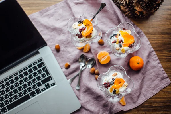 Desayuno saludable con naranjas, nueces y helado — Foto de Stock