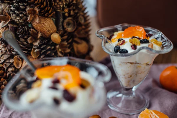 Sağlıklı kahvaltı portakal, fındık ve dondurma ile