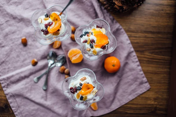 Desayuno saludable con naranjas, nueces y helado — Foto de Stock