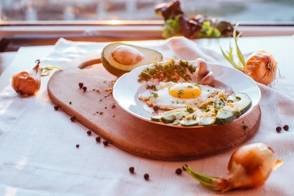 Frühstück mit Toast, Eiern, Avocado, Zwiebeln, Papier und Knoblauch — Stockfoto