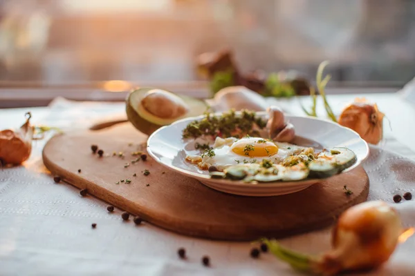 Frühstück mit Toast, Eiern, Avocado, Zwiebeln, Papier und Knoblauch — Stockfoto