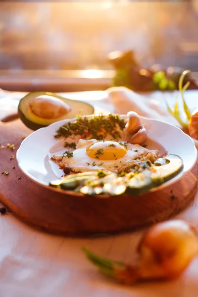 Desayuno compuesto por tostadas, huevos, aguacate, cebolla, papel y ajo — Foto de Stock