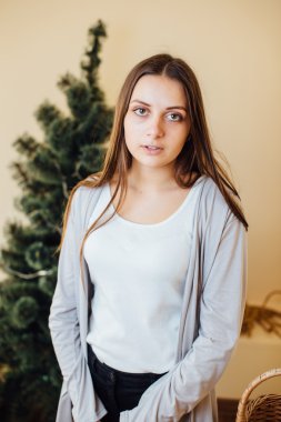 Yalnız kız ile Noel ağacı arkasında oturan sunar