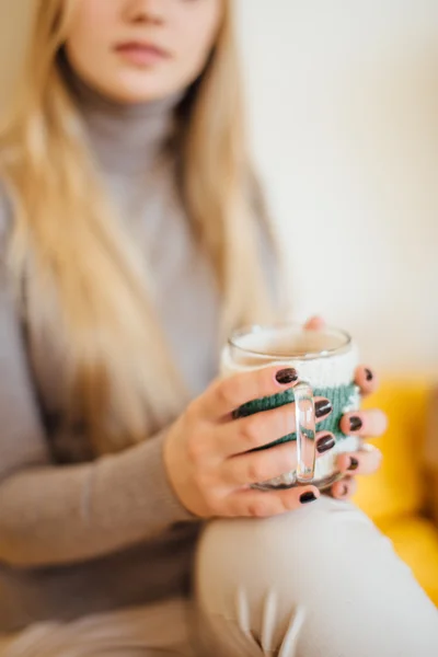 Sarışın kız drinkig onu kahve, kurabiye yemek ve bir kitap okumak — Stok fotoğraf