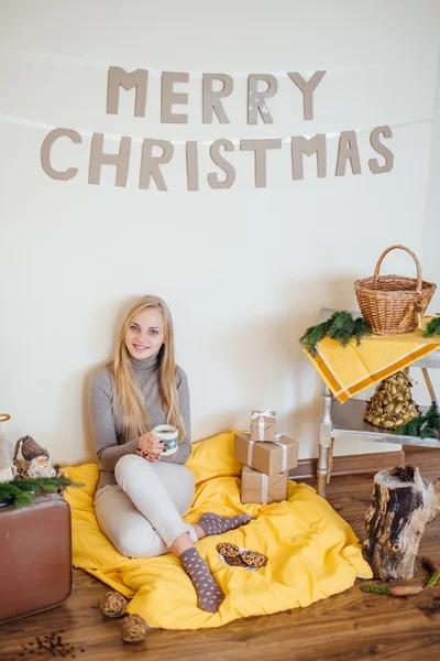Blonde fille buvant son café, manger des cookies et lire un livre — Photo