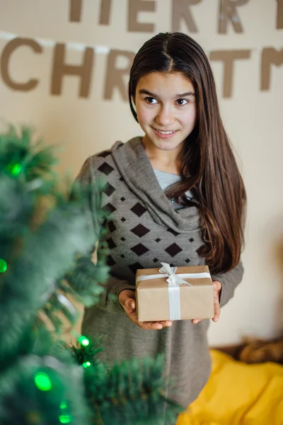 Liten pike med gaver og smil – stockfoto