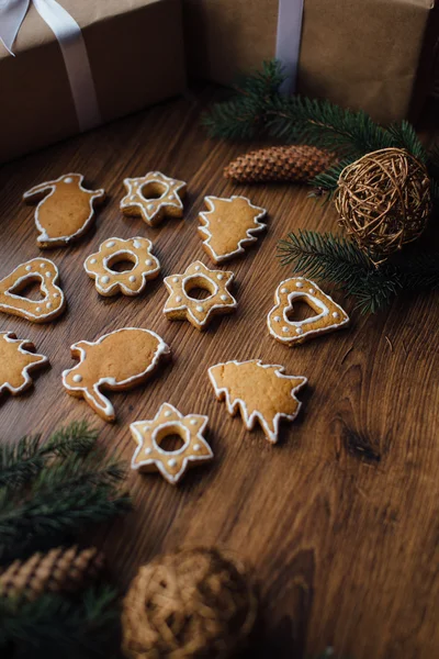 Galletas de Navidad acostadas en la mesa con regalos — Foto de Stock