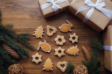 Tablo ile yatarken Noel kurabiyeleri sunar