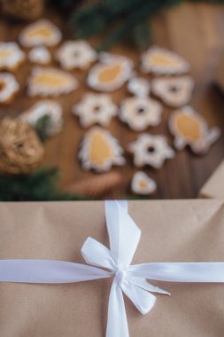 Tablo ile yatarken Noel kurabiyeleri sunar