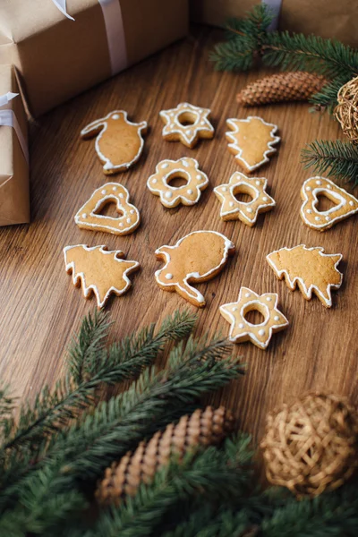 Galletas de Navidad acostadas en la mesa con regalos — Foto de Stock