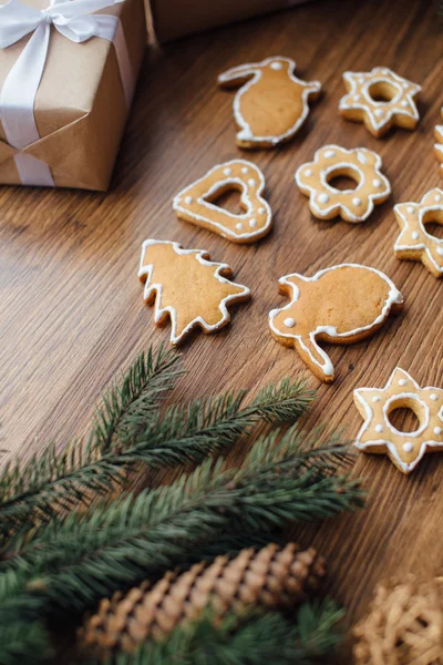 Galletas de Navidad acostadas en la mesa con regalos — Foto de Stock