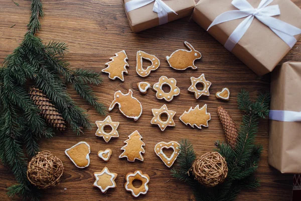 Galletas de Navidad acostadas en la mesa con regalos — Foto de Stock