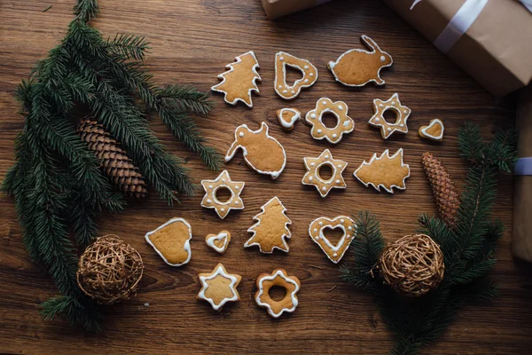 Galletas de Navidad acostadas en la mesa con regalos — Foto de Stock